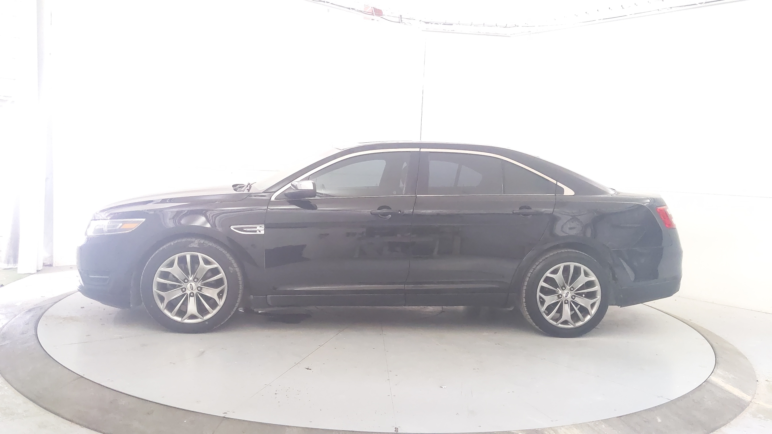 2016 Ford Taurus Limited's photo